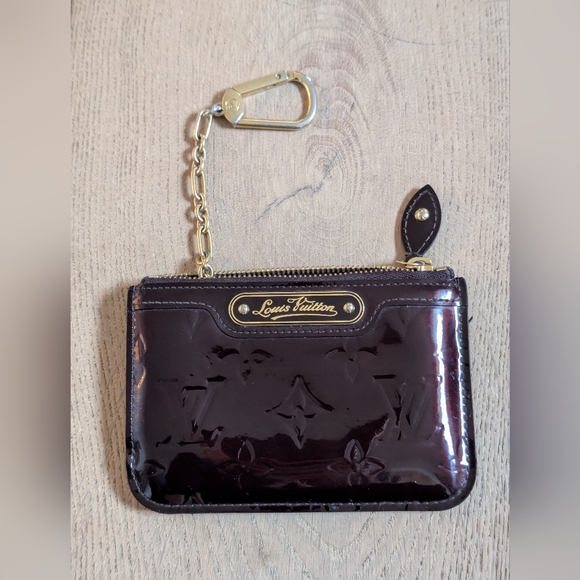 Louis Vuitton Accessories - Louis Vuitton Vernis Patent Key & Card Holder in Plum with Gold Hardware